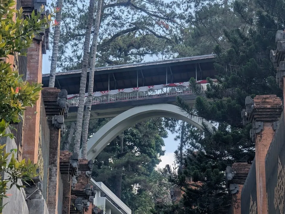 总统府两座楼之间的友谊桥